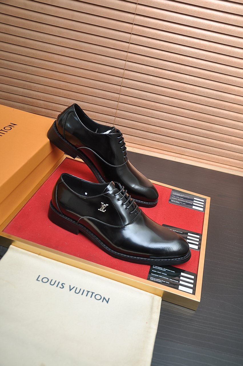 Louis Vuitton Plain-Toe Lace-Up Dress Shoes